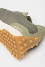 New Balance, 327 nyersbőr sportcipő hálós részletekkel, Karamellbarna/Törtfehér/Páfrányzöld - Image 9