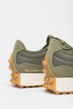 New Balance, 327 nyersbőr sportcipő hálós részletekkel, Karamellbarna/Törtfehér/Páfrányzöld - Image 11