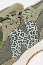 New Balance, 327 nyersbőr sportcipő hálós részletekkel, Karamellbarna/Törtfehér/Páfrányzöld - Image 10
