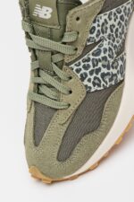 New Balance, 327 nyersbőr sportcipő hálós részletekkel, Karamellbarna/Törtfehér/Páfrányzöld - Image 6