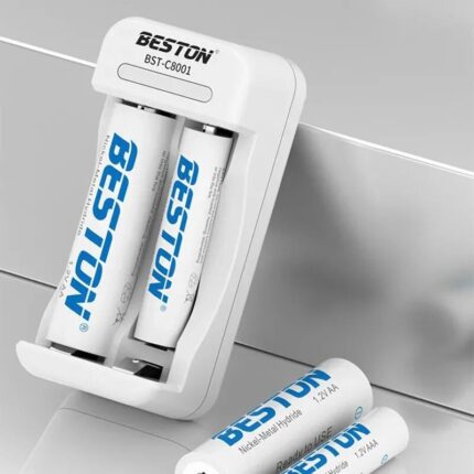 BESTON AA/AAA akkumulátortöltő készlet 2 rekesszel és 2 db AAA 600mAh Ni-MH akkumulátorral, fehér, 75x36,5x25,8mm